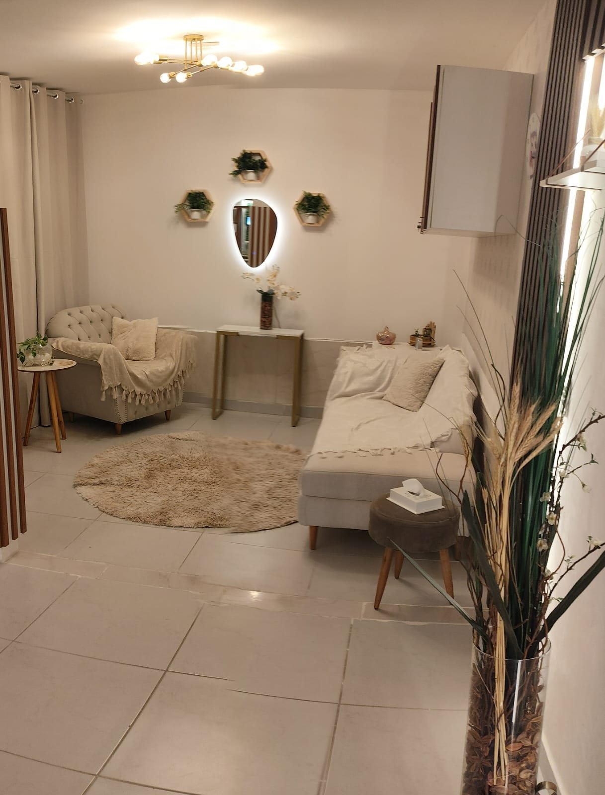 Sala de atendimento da Cléria, ambiente acolhedor com poltrona e luz suave